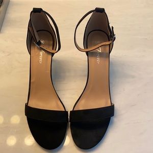 Ankle bracelet black heel